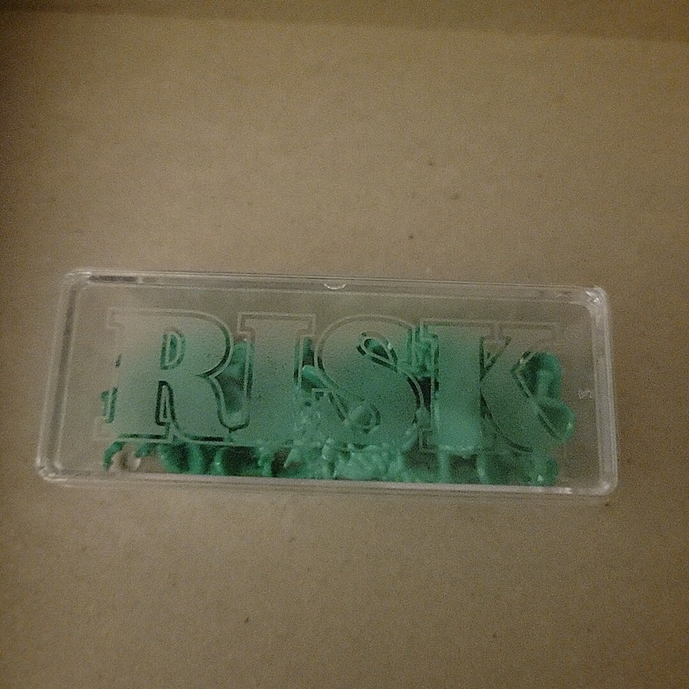 Risk 1993 Green Army Lot of 60 pieces + case Replacement Game Parts Miniatures